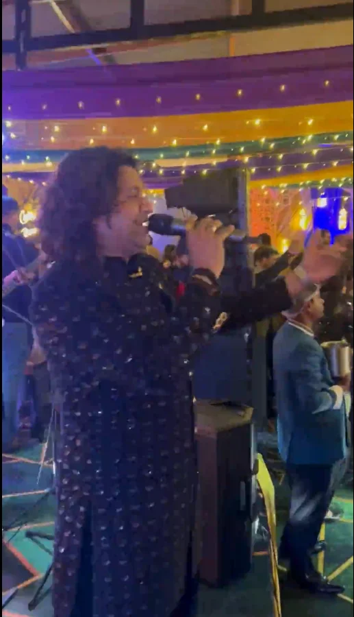 Live cover of latest Bollywood dance hits mixed with retro classics by Sameer Khan Niazi, perfect for wedding receptions and cocktail parties.